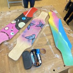 Selbst gebaute und bemalte Longboards