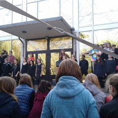 Theaterprojekt: Aufführung vor der Schule