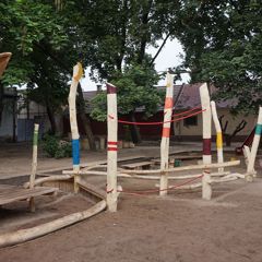 Ein Spielplatz, von Jugendlichen gebaut