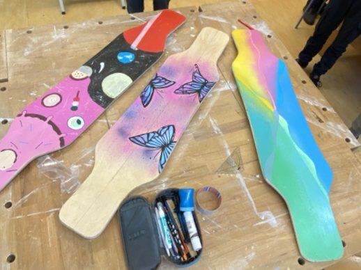 Selbst gebaute und bemalte Longboards