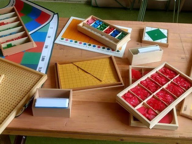Montessori-Material auf einem Tisch